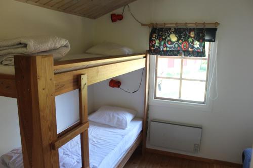 韦斯特罗斯Café Björnen的一间卧室设有两张双层床和一扇窗户。