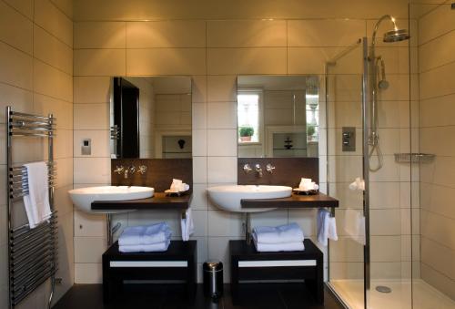 爱丁堡21212的一间带两个盥洗盆和淋浴的浴室