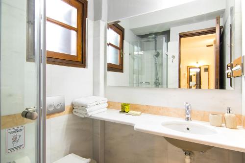 斯基亚索斯镇ClubOrsa Chrysoula's Guest House的一间带水槽和镜子的浴室
