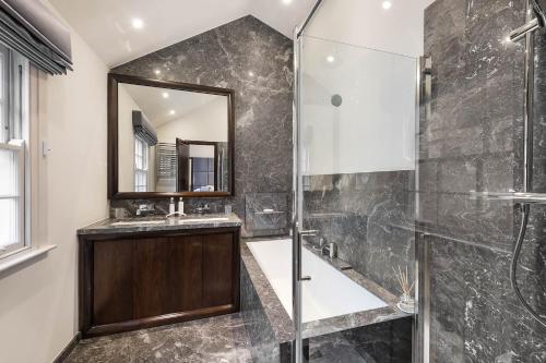 伦敦Spectacular Knightsbridge House Harrods 1 minute的带淋浴、盥洗盆和镜子的浴室