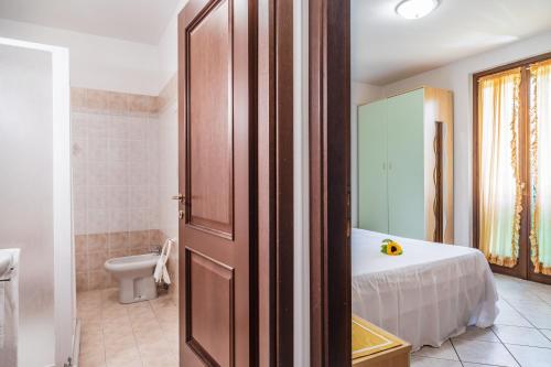 西尔米奥奈新期酒店的一间带床、浴缸和卫生间的浴室