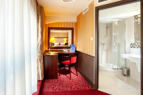 克拉科夫维罗波莱酒店的一间带书桌的浴室和一间带淋浴的浴室