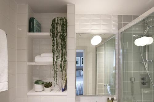 伦敦Inhabit Southwick Street, a Member of Design Hotels的带淋浴和玻璃淋浴间的浴室