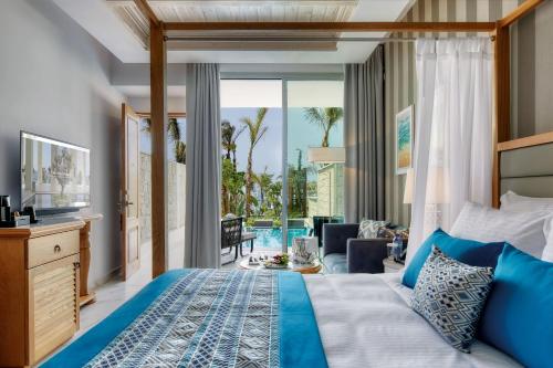 帕福斯Amavi, MadeForTwo Hotels - Paphos的一间卧室配有一张床,享有海景