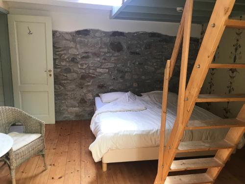 韦姆La Trouvaille的一间卧室配有一张双层床和梯子