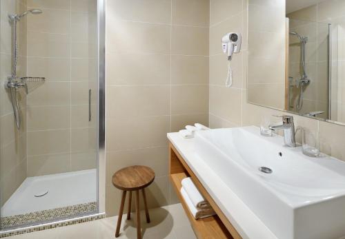 第比利斯都市精品酒店的一间带水槽和淋浴的浴室