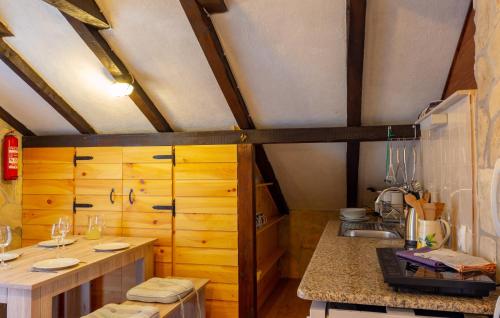 奥瑞比克Apartments Villa ViDa Orebić的厨房配有木制橱柜和台面