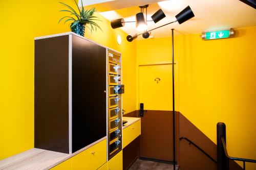 米德尔堡Hotel Bruno的浴室设有黄色的墙壁和黄色的墙壁