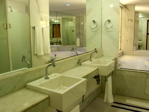 纳塔尔纳塔尔海滩酒店的一间带两个盥洗盆和大镜子的浴室