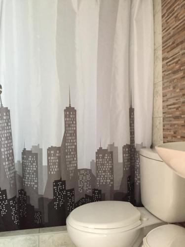 利马Hostal Parisuite的一间带卫生间和城市的浴室