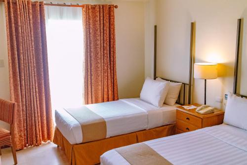 长滩岛皇冠丽晶王子度假村的酒店客房设有两张床和窗户。