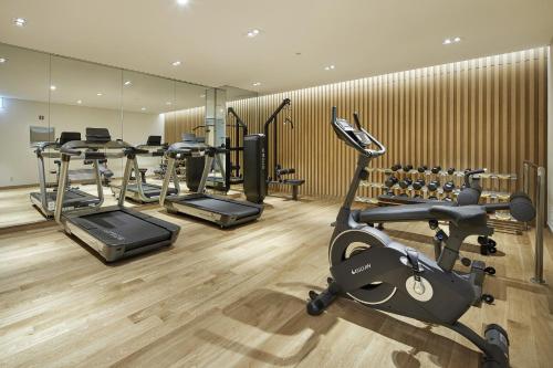 首尔MD HOTEL DOKSAN - Fomerly Staz Hotel Doksan的健身房设有数辆健身自行车和跑步机