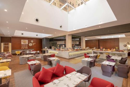 Hyatt Place Dubai Wasl District餐厅或其他用餐的地方