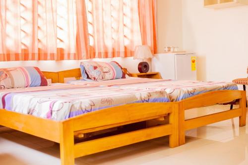 阿克拉Charis Home Services的一间卧室配有一张大木床。