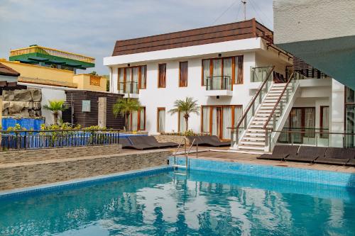 长滩岛皇冠丽晶海滩度假酒店的房屋前有游泳池的房子