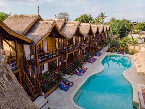 吉利特拉旺安Voodoo Gili的享有带游泳池的度假村的空中景致