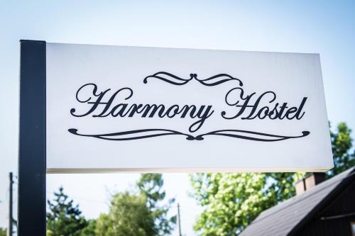 扎托尔Harmony Hostel的大楼内一间蜂蜜旅馆的一个标志