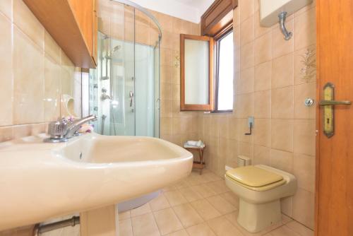 新福卡Villa Limoni 7 posti letto - San Foca的一间带水槽和卫生间的浴室