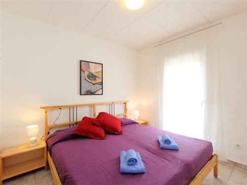 艾姆布里亚布拉瓦Marina Residencial的一间卧室配有一张大床和毛巾