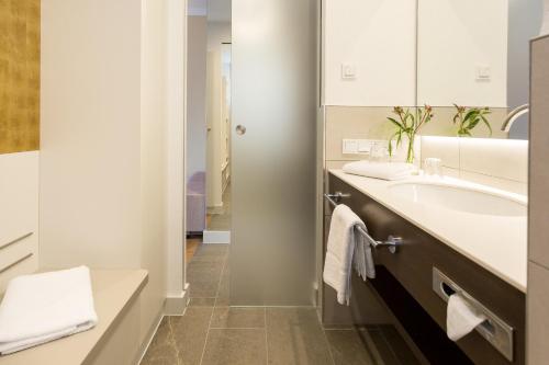 阿莫尔巴赫EMICH´S Hotel的一间带水槽和镜子的浴室