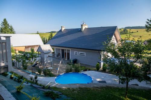 克雷尼察Tabaszówka的享有带游泳池的房屋的空中景致