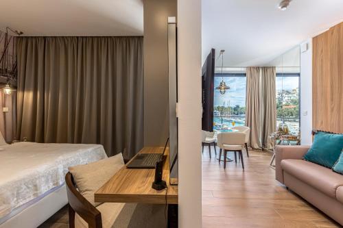 诺维·维诺多尔斯基Apartments Marina Novi的酒店客房设有床和客厅。