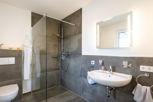 加兹尤瑟多姆Appartement "Opal" mit Penthouseflair - Oase am Haff的一间带水槽和淋浴的浴室