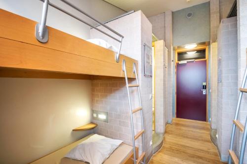 蒙斯奥贝格珍妮诗德蒙斯酒店的小房间设有一张双层床和紫色门
