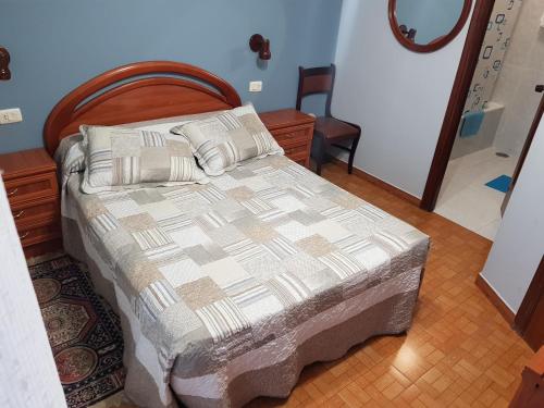 尼格兰Rincón Do Demo的一间卧室配有一张带木制床头板的床