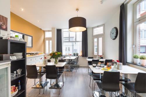 鲁尔蒙德鲁尔蒙德霍夫纳尔住宿加早餐极度的厨房以及带桌椅的用餐室。