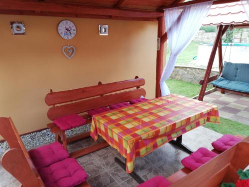Korytné多米诺民宿的配有桌椅和时钟的房间