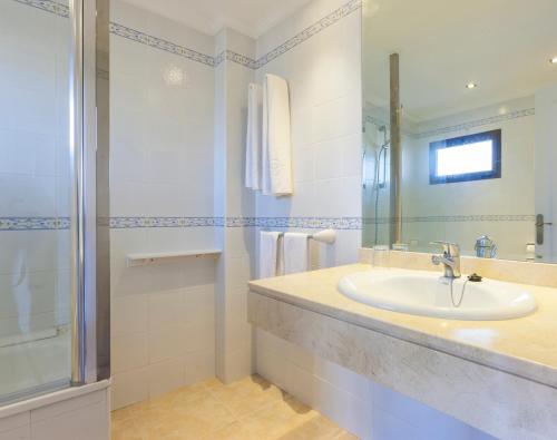 马贝拉全球科尔蒂霍布兰科酒店的一间带水槽和淋浴的浴室