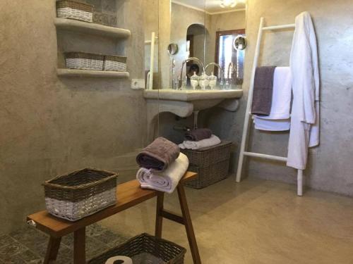 圣弗朗西斯科哈维尔Ca n'Antonia Formentera的一间带水槽和镜子的浴室