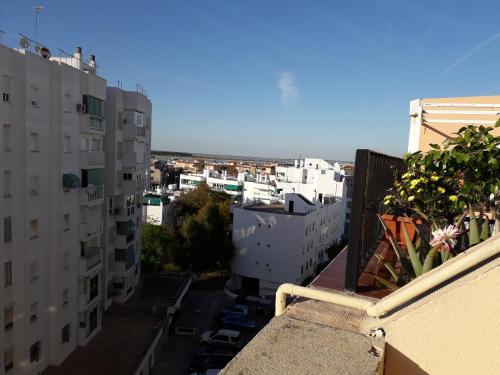 桑卢卡尔-德巴拉梅达Atico con espectacular terraza con vistas magníficas a la desembocadura del Guadalquivir的公寓的阳台享有城市美景。