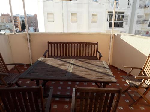 桑卢卡尔-德巴拉梅达Atico con espectacular terraza con vistas magníficas a la desembocadura del Guadalquivir的美景阳台配有桌椅