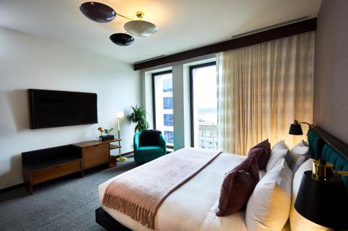 纳什维尔Fairlane Hotel Nashville, by Oliver的酒店客房设有一张床和一个大窗户