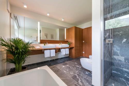 奥蒂塞伊B&B Villa Angelino的带浴缸、卫生间和盥洗盆的浴室