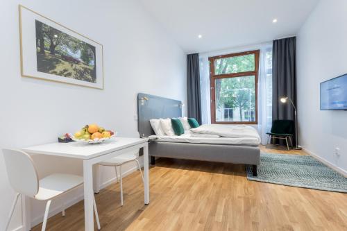 松德比贝里ApartDirect Sundbyberg的客厅配有床和桌子