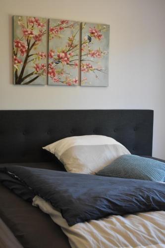BohmteTOP Ferien Apartment Bohmte的卧室配有一张壁画和两张画的床铺。