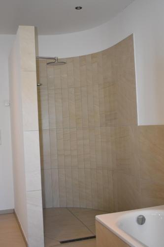 BohmteTOP Ferien Apartment Bohmte的浴室里设有玻璃门淋浴