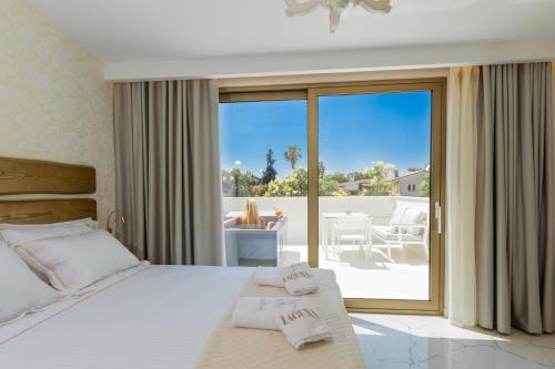 卡尼奥提Laguna Resort Boutique Hotel的一间卧室配有一张床,享有庭院的景色
