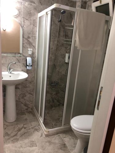 安塔利亚Meltem Otel的带淋浴、卫生间和盥洗盆的浴室