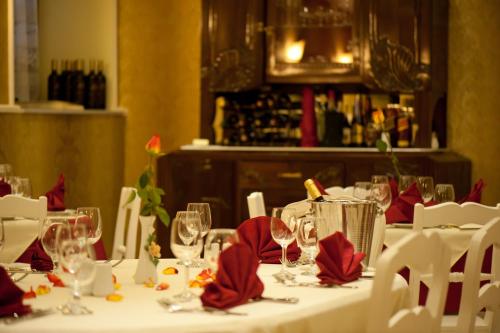 皮尔戈斯文艺复兴精品酒店的一张桌子,上面放着红餐巾和酒杯