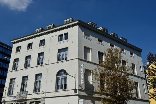 布鲁塞尔复古酒店的一座白色的建筑,上面有窗户