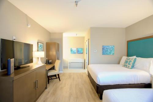 杰基尔岛比奇维尤俱乐部酒店的配有一张床和一台平面电视的酒店客房