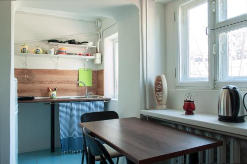 敖德萨квартира в центре的厨房配有木桌和窗户。
