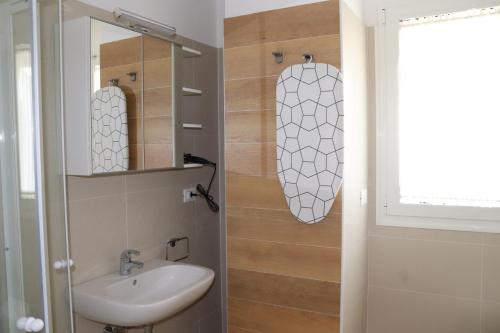 里乔内Antares的一间带水槽和镜子的浴室