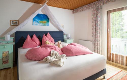 伊塞尔斯堡埃德尔公寓的一间卧室配有带粉红色枕头的床