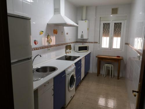 桑卢卡尔-德巴拉梅达apartamento princesa Leticia的厨房配有水槽和洗衣机