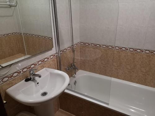 桑卢卡尔-德巴拉梅达apartamento princesa Leticia的浴室配有水槽、淋浴和浴缸。